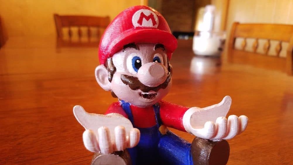 Alucina con esta figura de Mario que sujeta tu Nintendo Switch