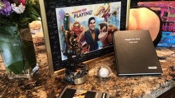 Reggie muestra los regalos que le dieron en su último evento de despedida