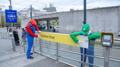 Así lucían las paradas del Metrolink de Manchester con motivo de la Play Expo