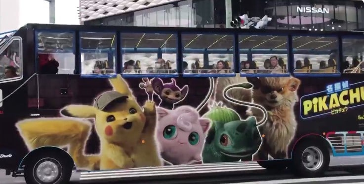 La campaña publicitaria para Pokémon: Detective Pikachu invade los negocios y autobuses de Japón