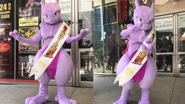 Mewtwo se pasea por una cadena de alquiler de películas en Japón promocionando Pokémon: Mewtwo Strikes Back Evolution