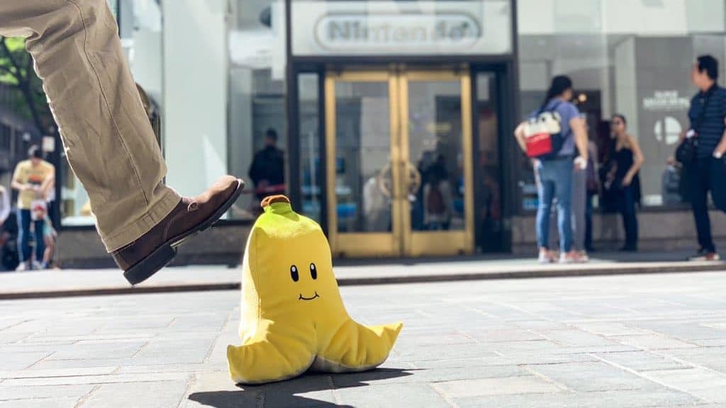 Nintendo NY saca a la venta un peluche de la monda de plátano de Mario Kart