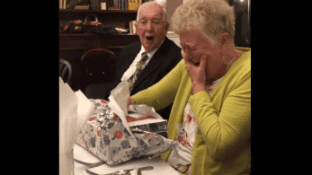Abuela rompe a llorar de la emoción tras recibir una Nintendo Switch como regalo