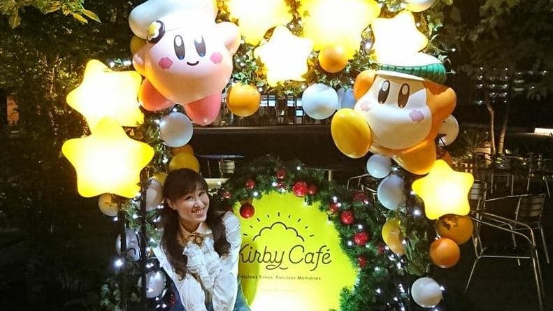 La actriz de voz de Kirby visita el Kirby Café de Tokio