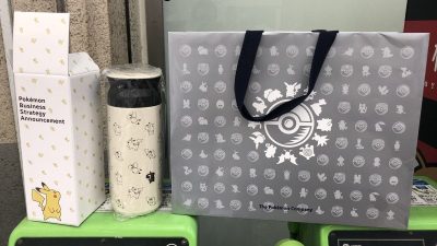 Echad un vistazo a los regalos que se distribuyeron entre los asistentes a la Conferencia de Prensa Pokémon
