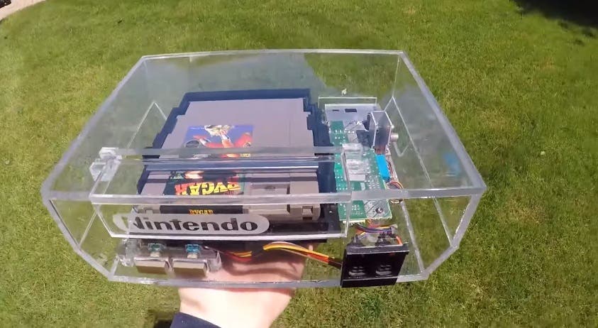 Este fan ha creado una cubierta completamente transparente para su NES