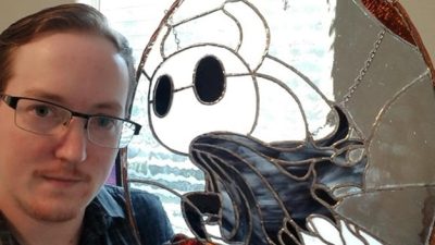 Un fan pasa 29 horas haciendo este increíble vitral de Hollow Knight