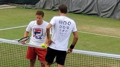 Roger Federer luce una camiseta de Pokémon en un reciente partido en Japón