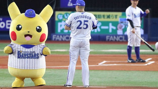 Pikachu practica béisbol con el equipo profesional Yokohama DeNA BayStars de Japón
