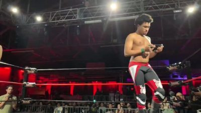 Vídeo: Este luchador profesional continúa jugando a Nintendo Switch durante el combate