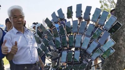 El entrenador taiwanés de 70 años de Pokémon GO pasa a tener 45 smartphones en su bicicleta