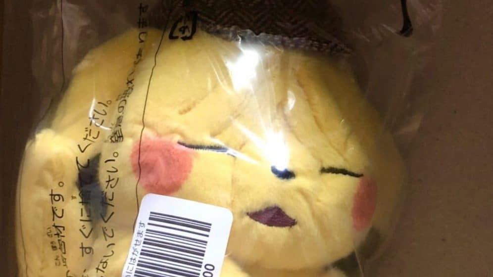 El peluche de Detective Pikachu con cara arrugadita parece sufrir dentro de su envoltura de plástico