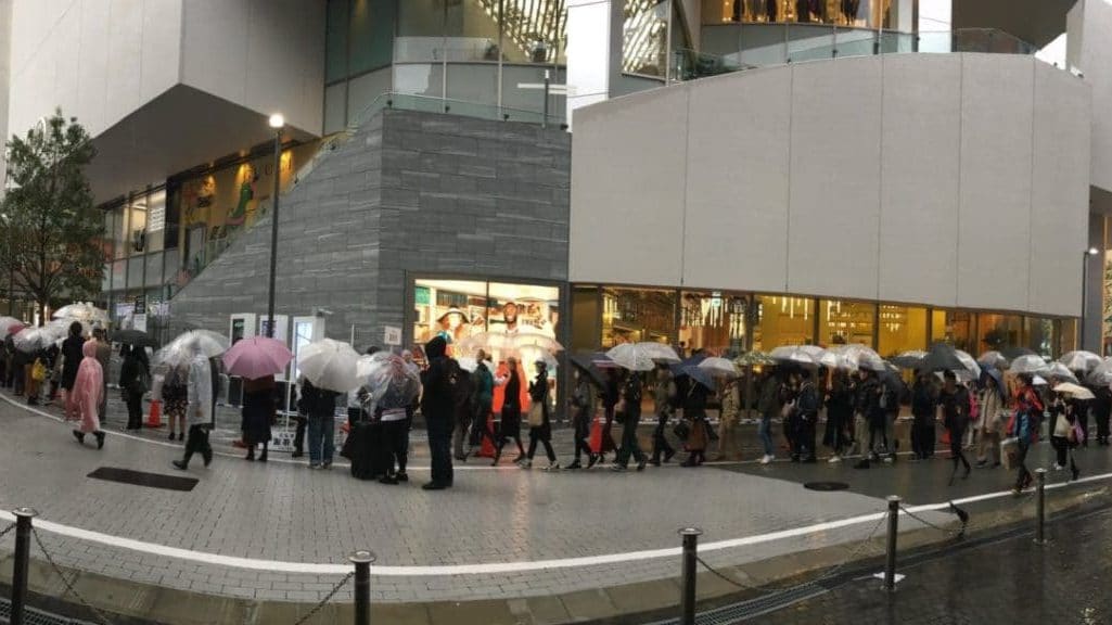 Se forman largas colas para entrar en la tienda Nintendo Tokio el día de su inauguración