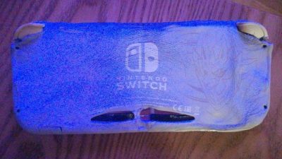 Así es como ha quedado la Nintendo Switch Lite – Edición Limitada Pokémon Zacian y Zamazenta de un usuario tras dejarla junto a un radiador