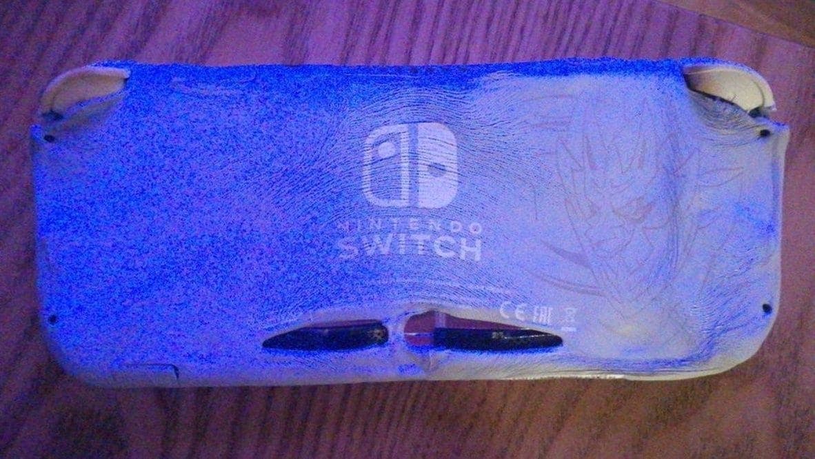 Así es como ha quedado la Nintendo Switch Lite – Edición Limitada Pokémon Zacian y Zamazenta de un usuario tras dejarla junto a un radiador