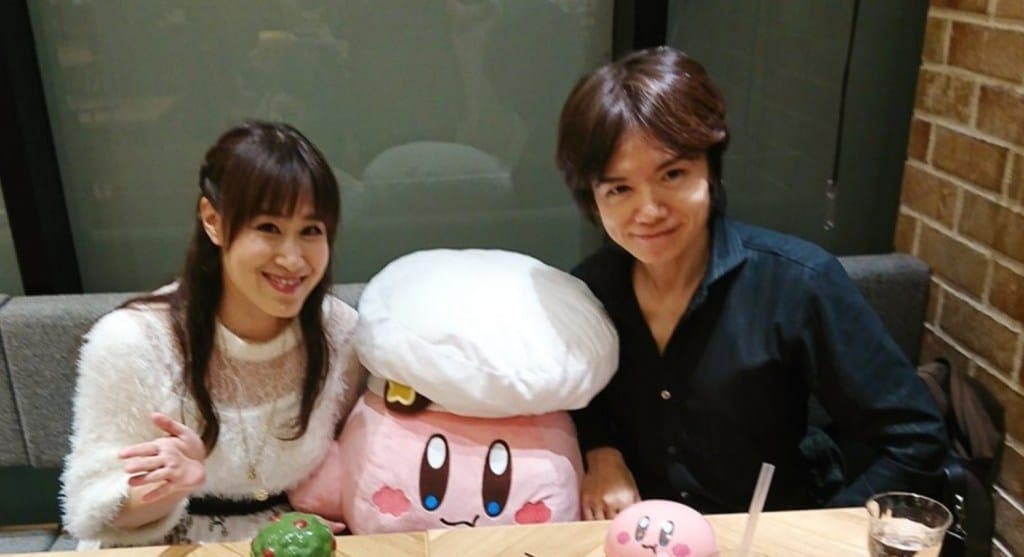 Makiko Ohmoto y Masahiro Sakurai, actriz de voz y creador de Kirby respectivamente, visitan el Kirby Café Tokyo