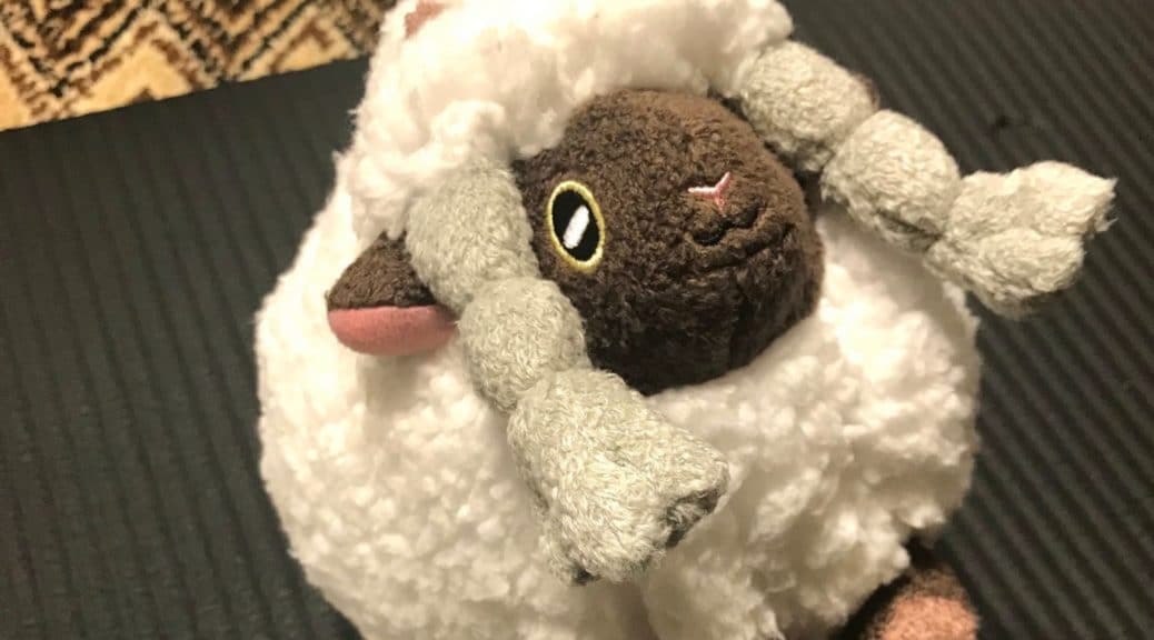 Fans de Pokémon quedan en shock al ver que el peluche oficial de Wooloo no está hecho de lana