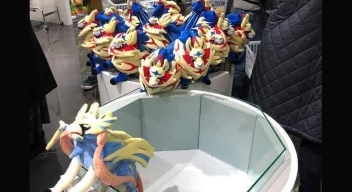 Los peluches de Zamazenta no parecen ser tan populares como los de Zacian en los Pokémon Center japoneses