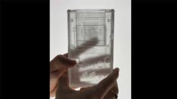Echa un vistazo a esta réplica de una Game Boy hecha con resina cristalina