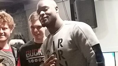 Un jugador profesional de la NFL se presenta en un torneo de Smash Bros. Ultimate
