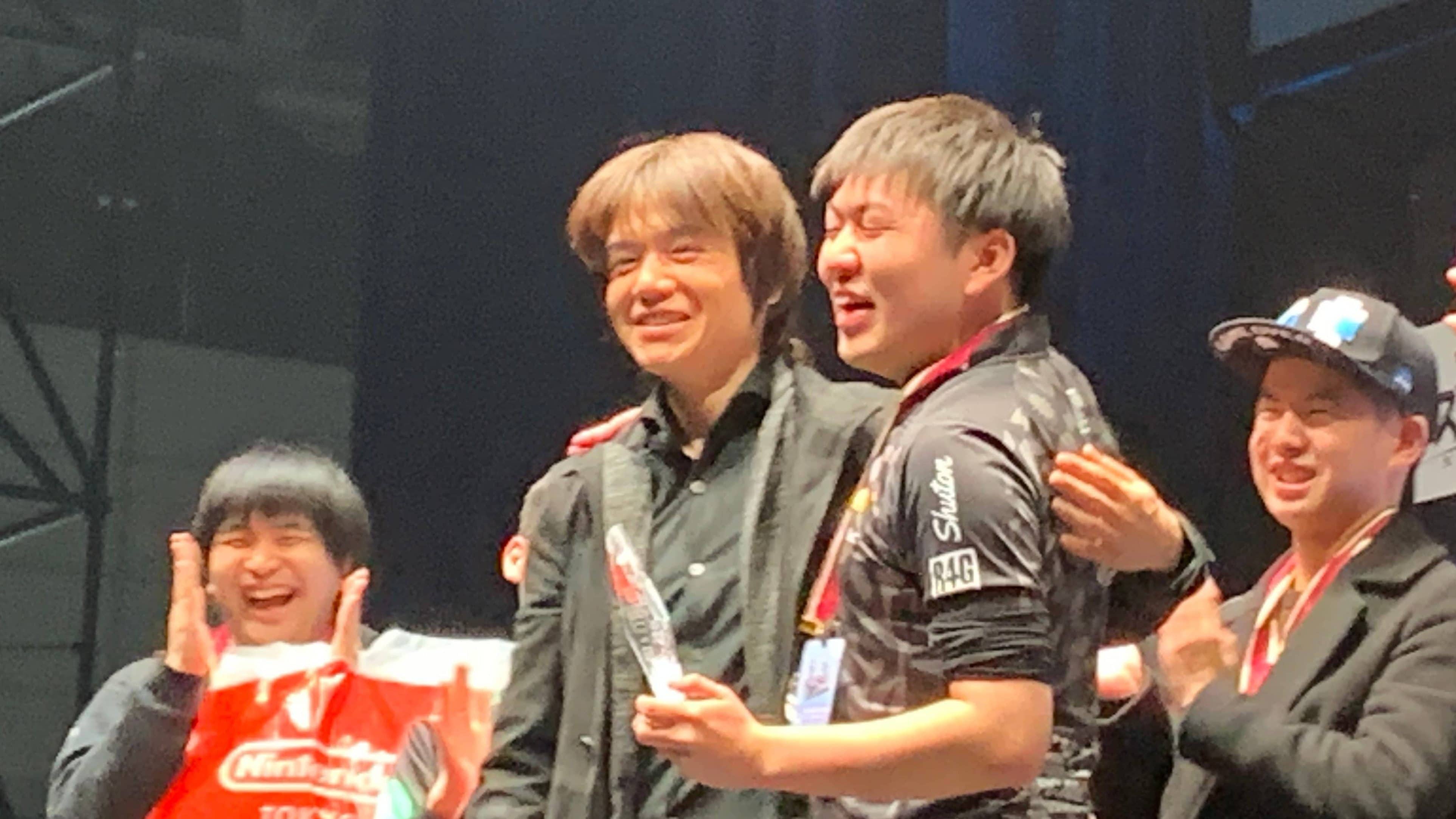 Mira el abrazo que le dio Shuton, ganador de Smash Bros. Ultimate en el EVO Japón, a Masahiro Sakurai