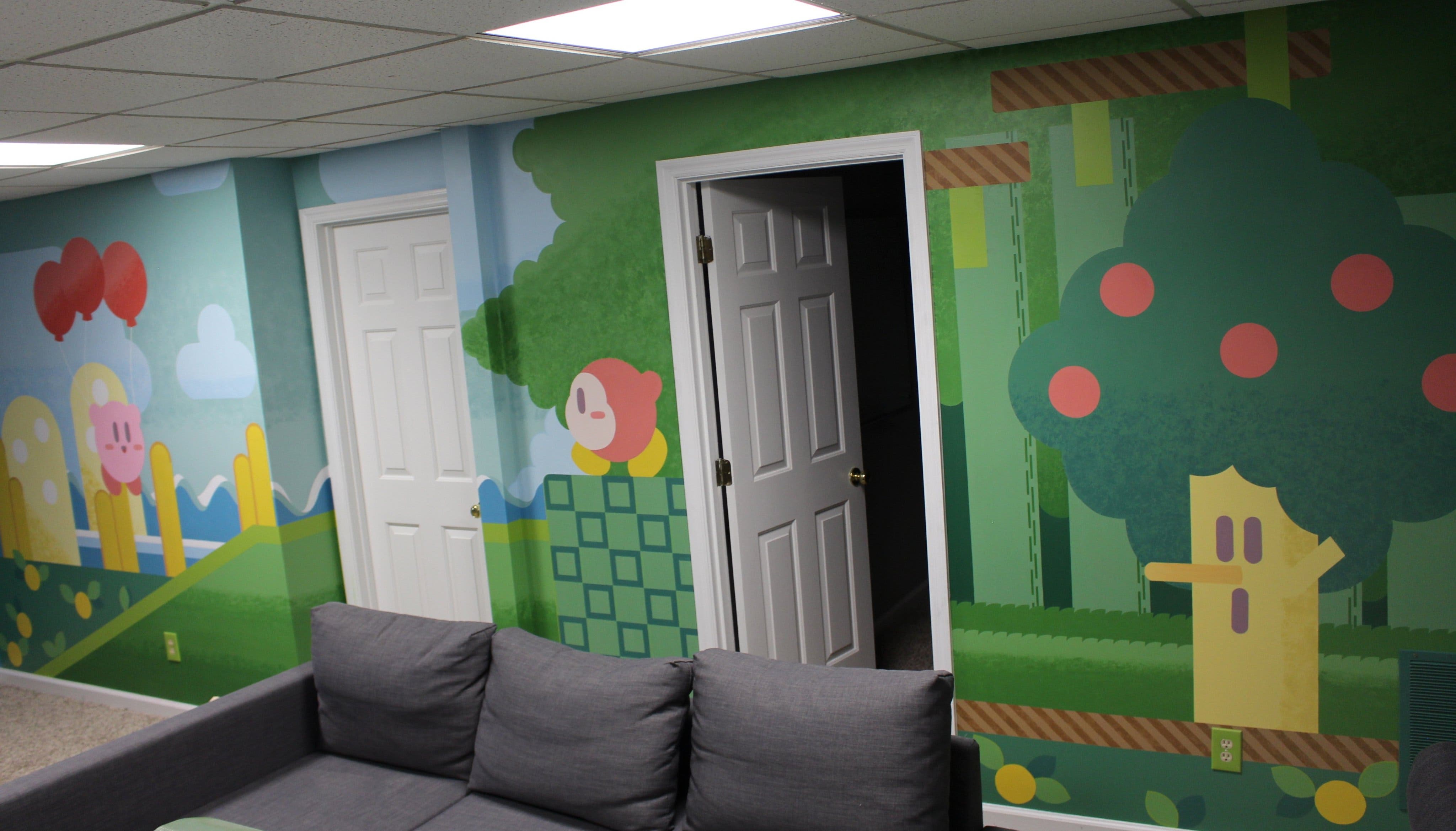 Artista decora las paredes de su casa con temática de Kirby