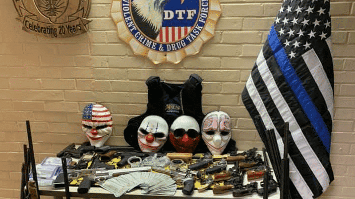 Encuentran máscaras de Payday entre los objetos requisados a una banda en una redada policial en Estados Unidos