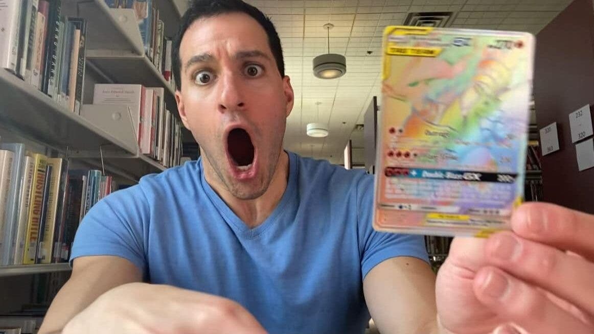 YouTuber se vuelve viral tras obtener una rarísima carta de Charizard del JCC Pokémon