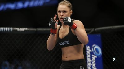 Échale un vistazo a este cosplay de Sonya Blade hecho por Ronda Rousey para participar en un torneo de Mortal Kombat 11