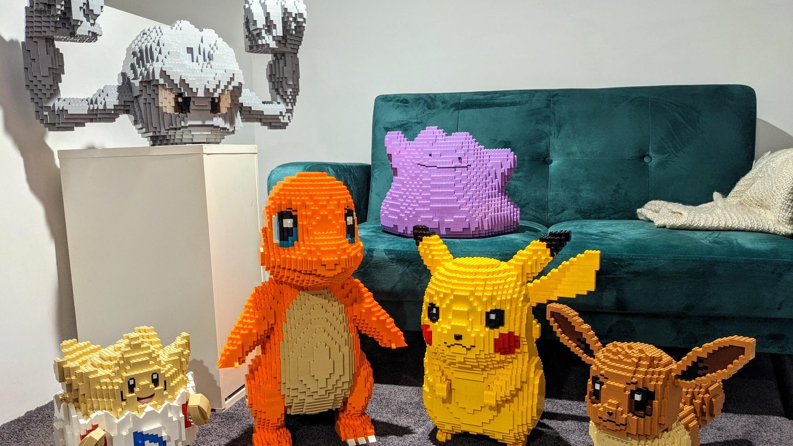 Fan de Pokémon se vuelve viral tras construir estatuas de tamaño real con piezas de LEGO