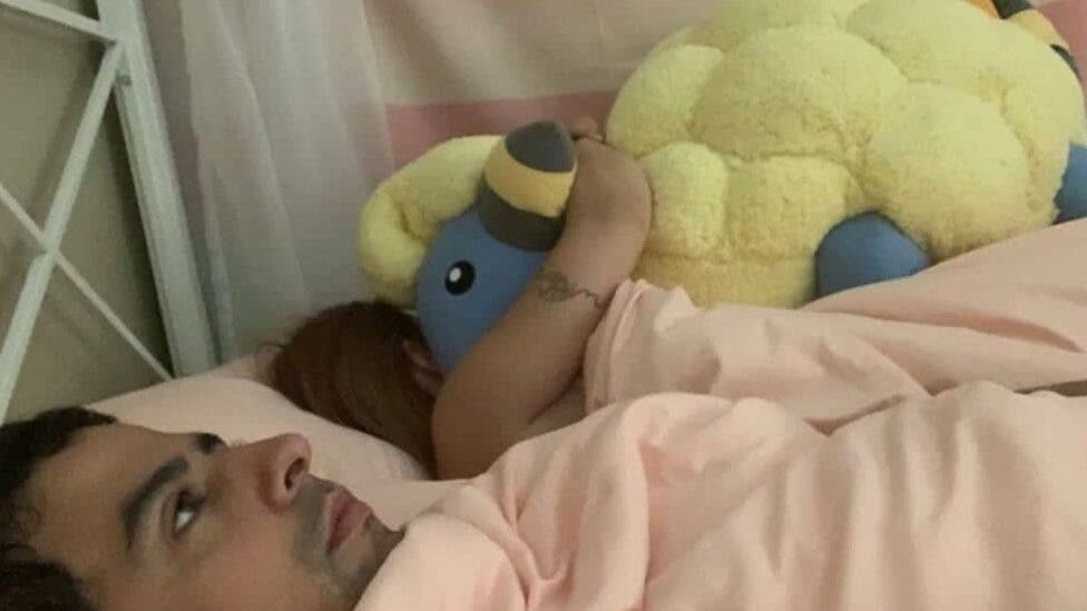 Esta foto de una chica abrazando a su peluche Pokémon de Mareep se ha vuelto viral