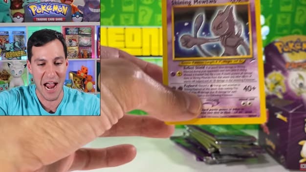 No te pierdas esta reacción al sacar una carta Pokémon de Mewtwo de 1.200$