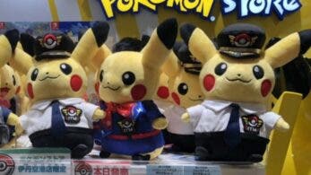 Peluches Pokémon de Pikachu piloto y azafata aparecen en el Itami Airport
