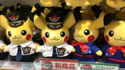 Los peluches de Pikachu piloto y azafata llegan a nuevas ubicaciones Pokémon en Japón