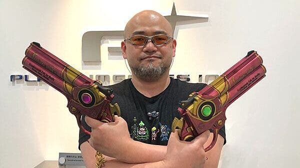 Hideki Kamiya nos muestra las réplicas de las pistolas del Scarborough Fair de Bayonetta hechas por First 4 Figures