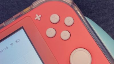 Ex miembro de AKB48 se vuelve viral al enseñar su Nintendo Switch Lite con dos botones A