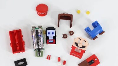 Este vídeo desmonta y vuelve a montar todo el interior de LEGO Super Mario