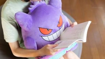 Ya puedes reservar el peluche Pokémon de Gengar con reposabrazos con envío internacional
