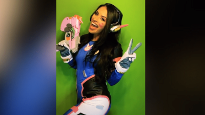 Zelina Vega, estrella de la WWE, muestra su nuevo cosplay basado en D.Va de Overwatch