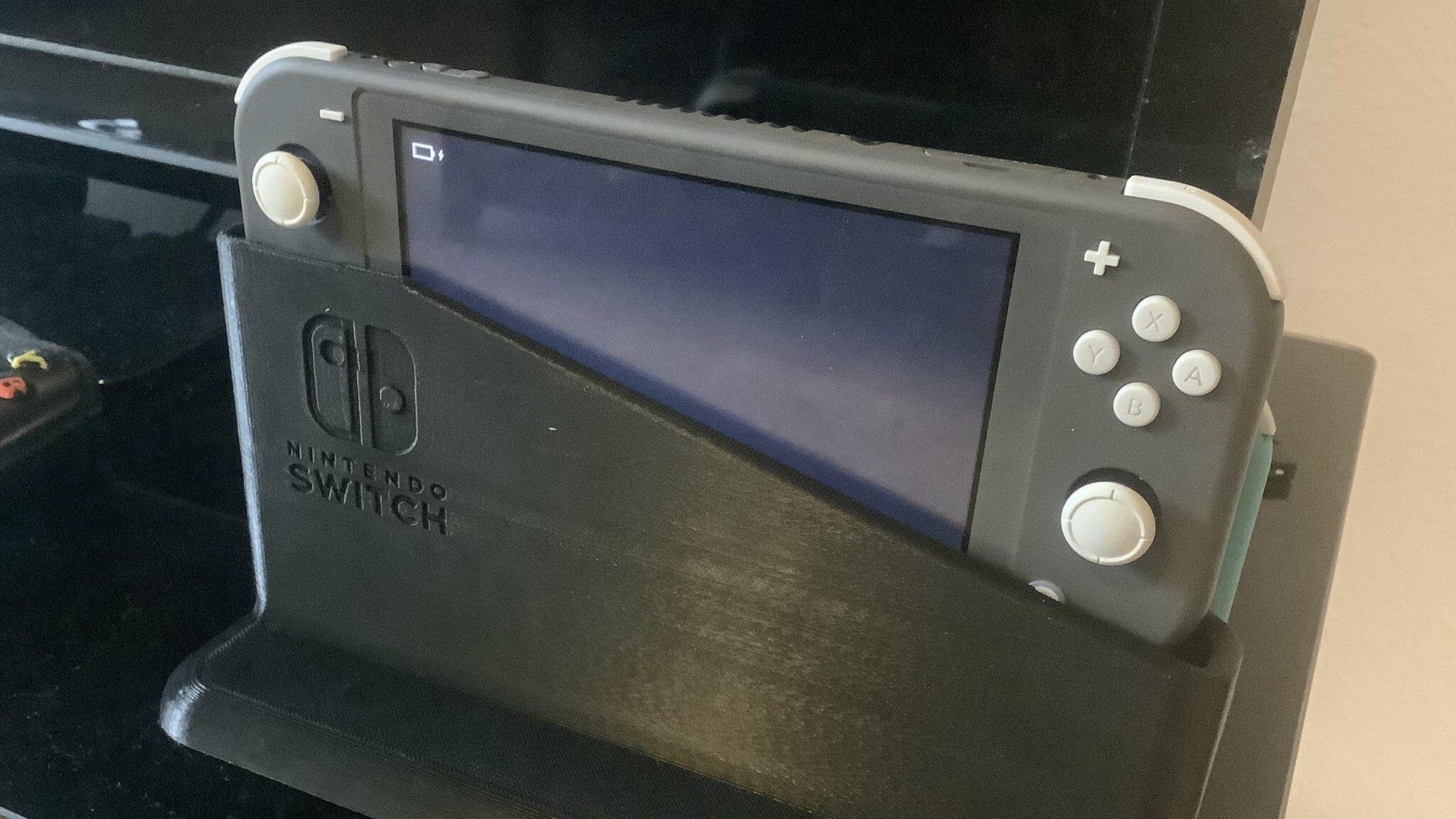 Usuario de Nintendo Switch Lite ha creado este curioso dock de carga para la consola