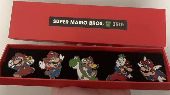 Fotos del set de pines del 35º aniversario de Super Mario Bros.