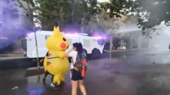 Policía de Chile usa gas lacrimógeno contra una manifestante disfrazada de Pikachu