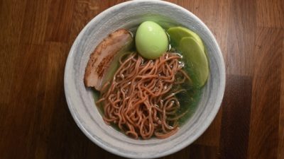 Un cocinero prepara el primer ramen dedicado a los gamers