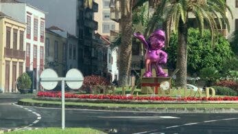 Echad un vistazo a esta estatua violeta de Super Mario situada en una rotonda de Santa Cruz de La Palma