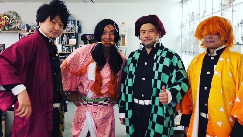 Hideki Kamiya y parte del equipo de PlatinumGames hacen cosplay grupal de los personajes de Kimetsu no Yaiba en la fiesta de fin de año de la empresa