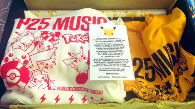 Se comparten imágenes de los artículos que han recibido los colaboradores de P25 Music por el 25º aniversario de Pokémon