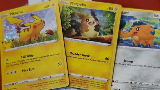 Revendedores destrozan cajas de cereal en busca de las cartas del JCC de Pokémon por el 25º aniversario