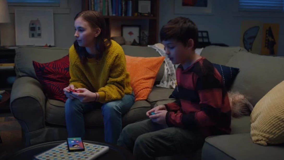 La carencia de un chat de voz online propio queda patente en los comerciales de televisión de Nintendo
