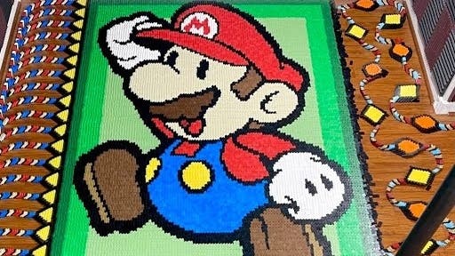 Se utilizan más de 40.000 fichas de dominó para este homenaje a Paper Mario