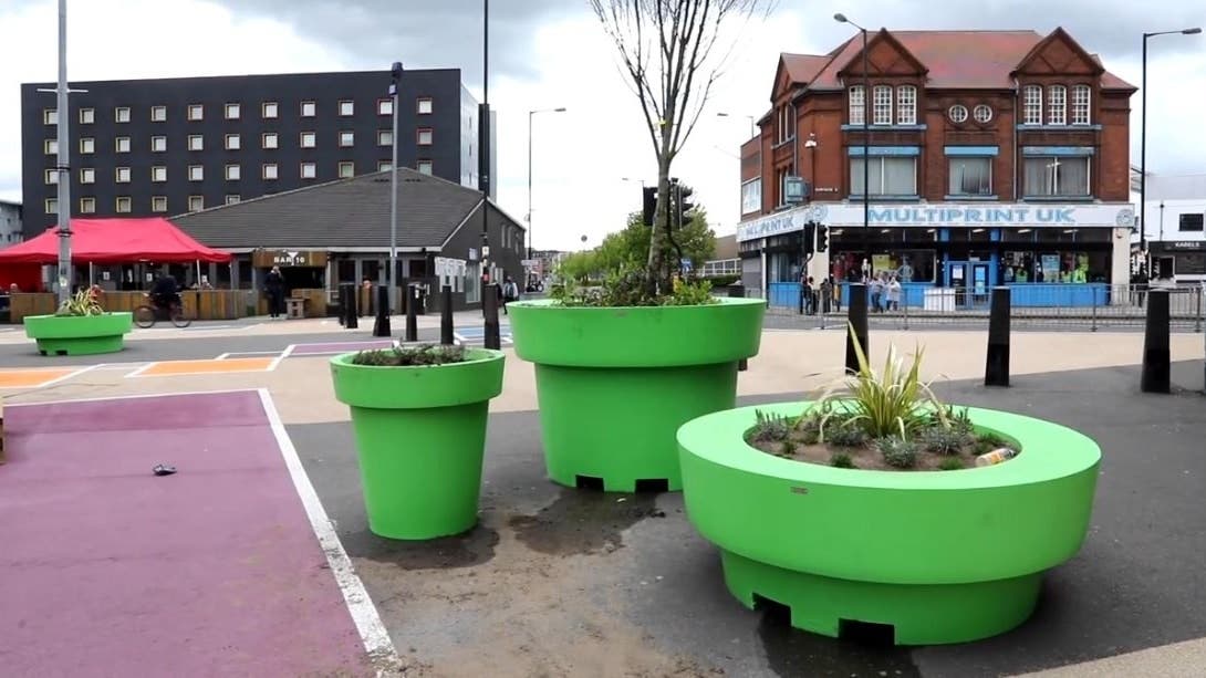 El ayuntamiento Walsall (Reino Unido) instala macetas que recuerdan a las tuberías de Mario, lo que disgusta a los residentes